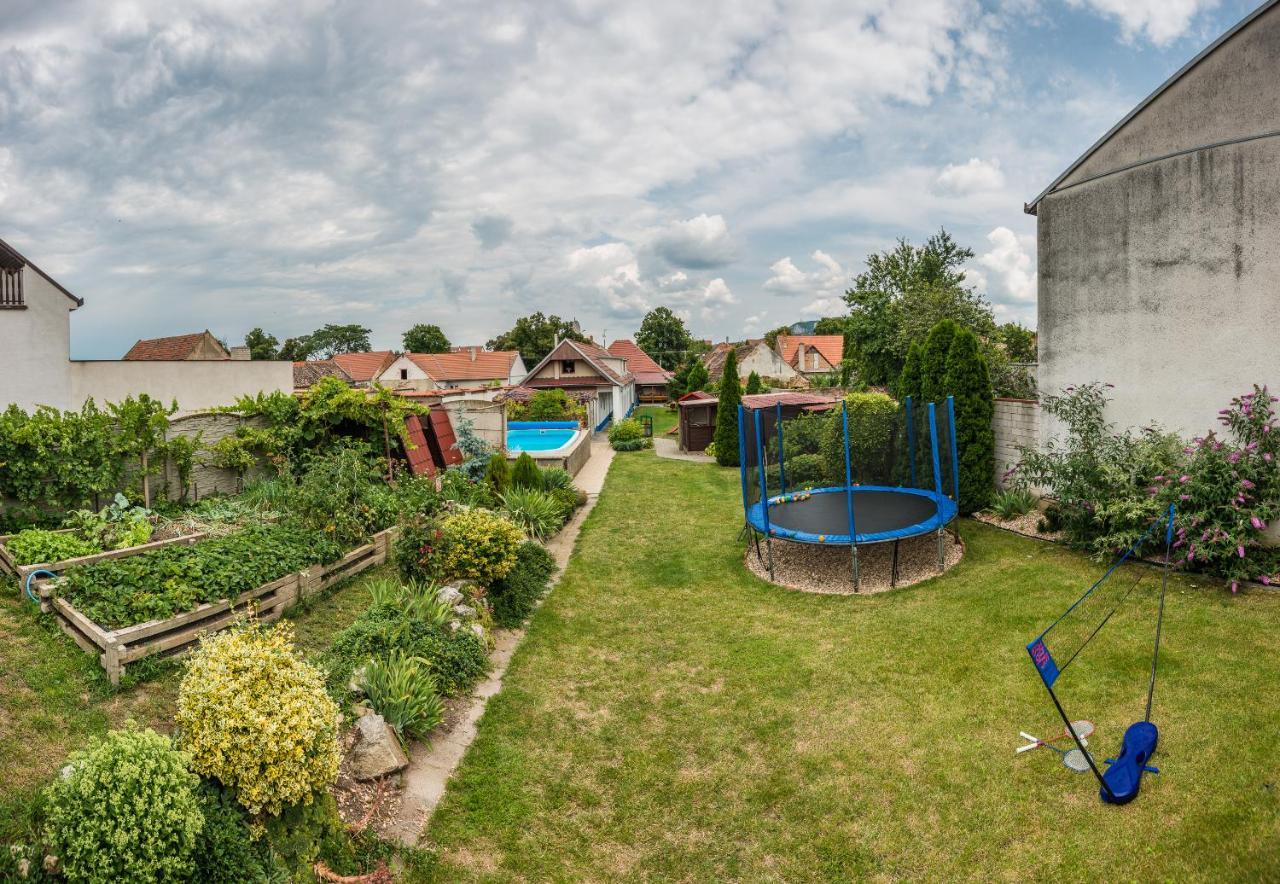 Malovany Dvorecek Dolní Dunajovice Екстериор снимка